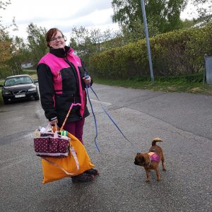 Terapihundsteam på väg till jobbet